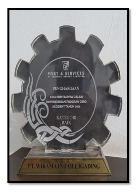 Piala penghargaan Program Zero Accident 2016 dari PT. Krakatau Bandar Samudera