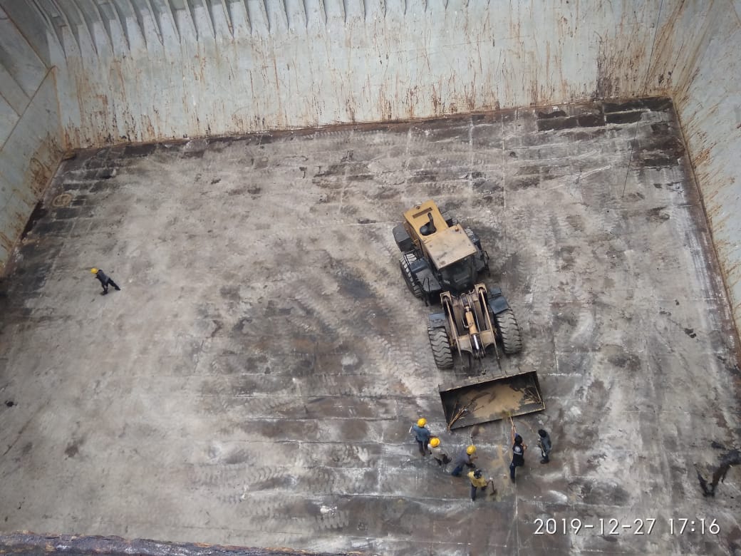 Pemindahan muatan dari dermaga menuju lapangan penumpukan