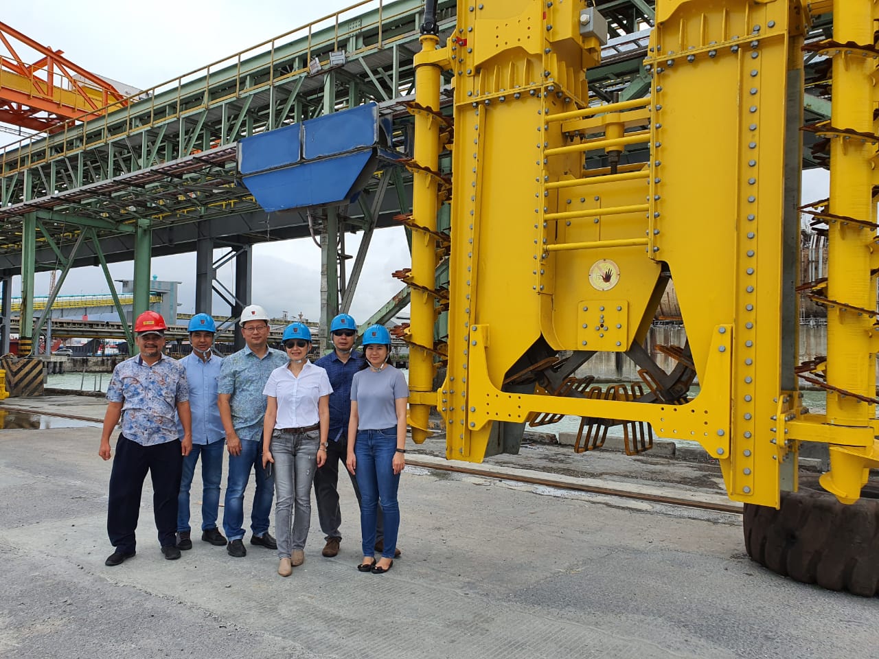 Tim operasional PT. Wirama Indah Cigading di area dermaga