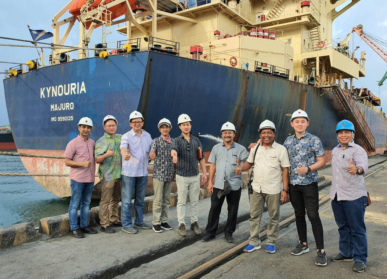 Tim PT. Wirama Indah Cigading bersama consignee di sisi kapal