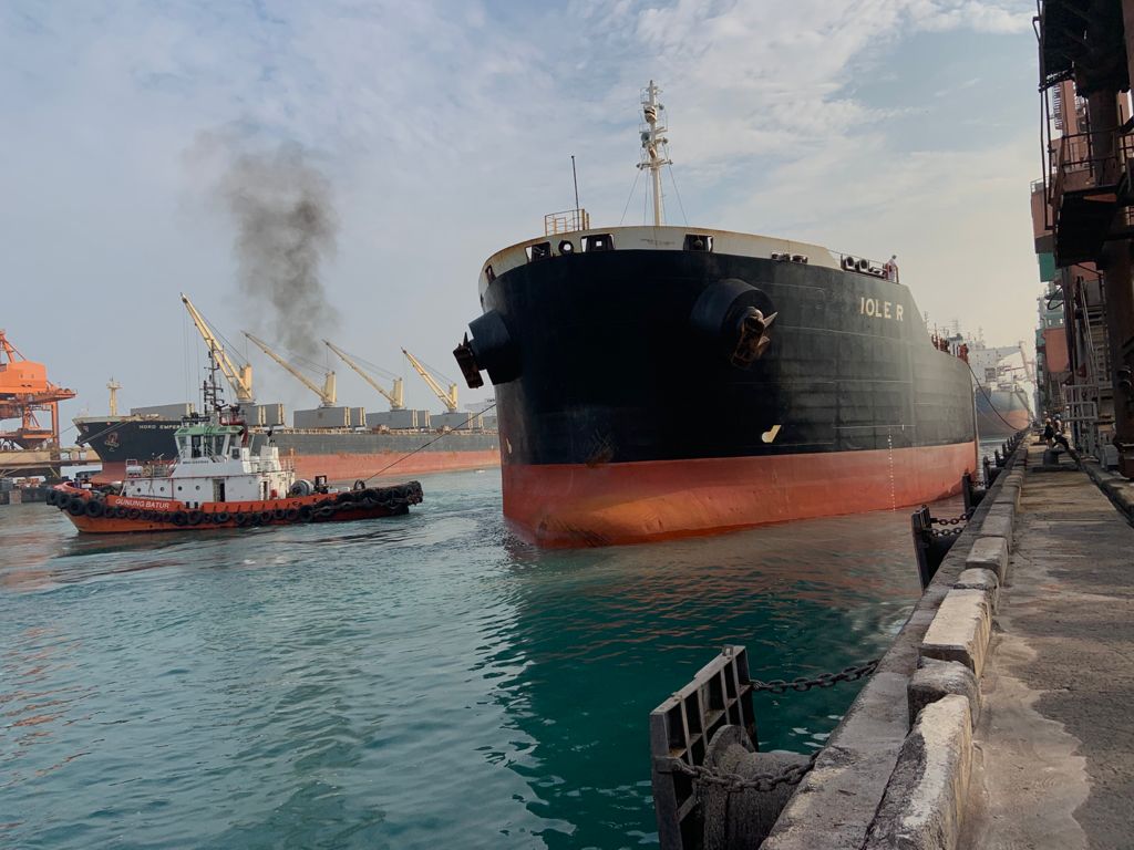 Kapal dibantu tug boat menuju dermaga