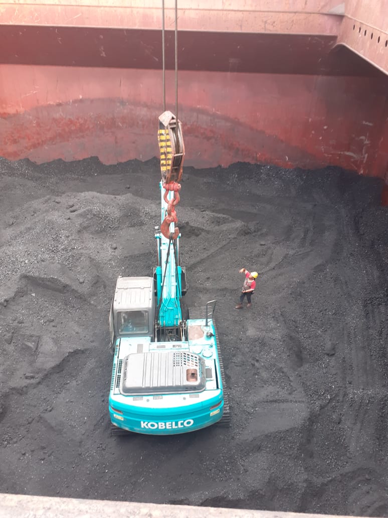 Alat berat memuat cargo ke armada truk untuk pengiriman